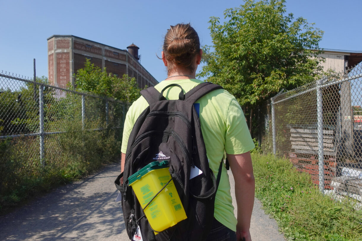 Un de nos intervenant en marche exploratoire dans le Mile-End