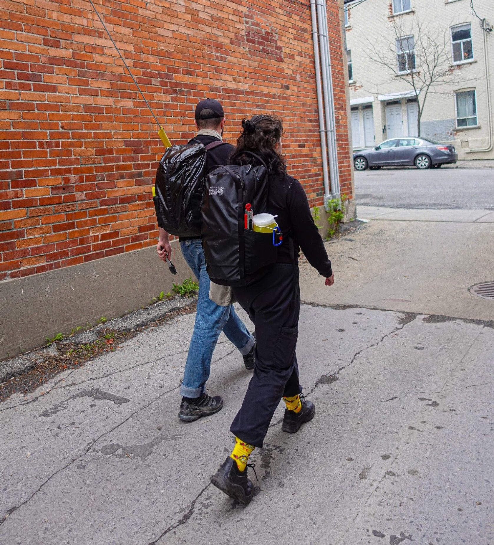 Deux de nos intervenants de rue qui se promènent à Montréal pour contrer la crise des surdoses.