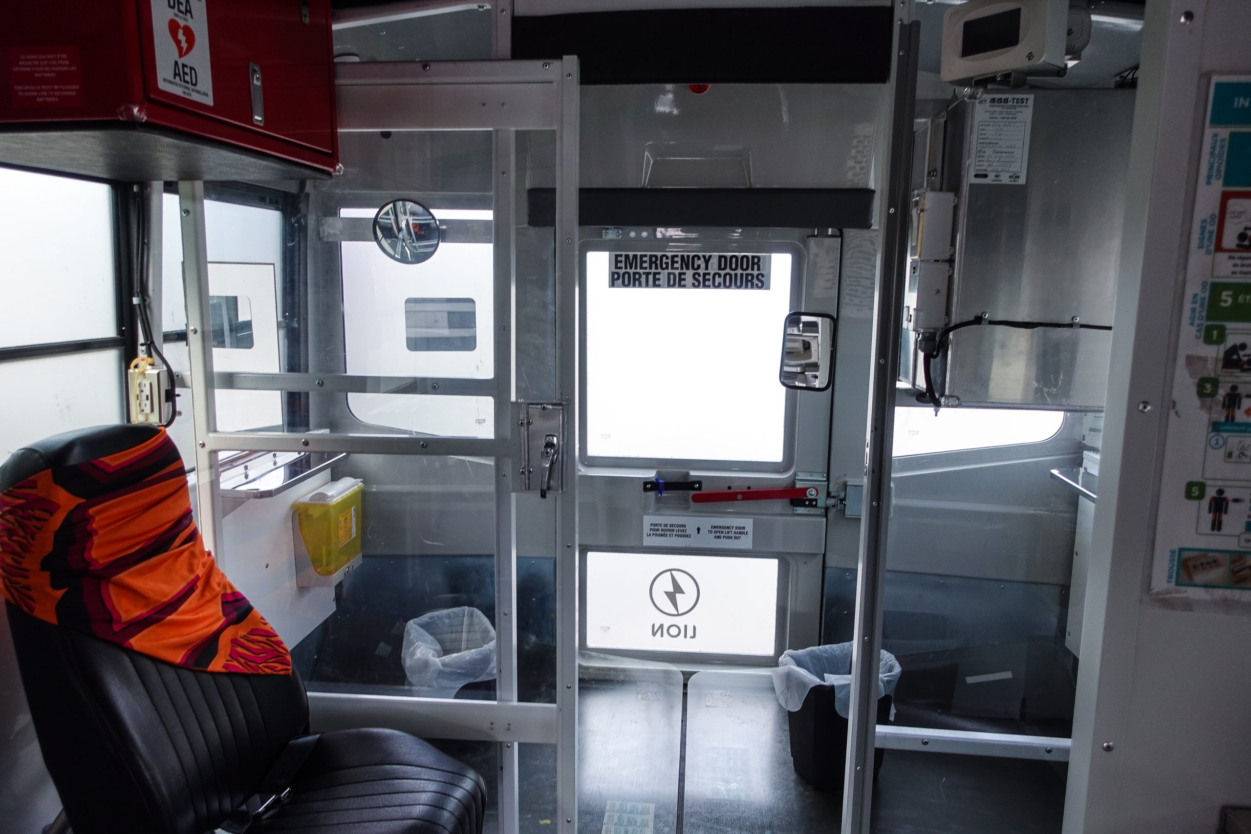 Salle de consommation supervisée à bord de l’autobus de L’Anonyme, équipée pour l’inhalation et l’injection en toute sécurité à Montréal.