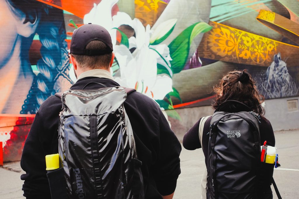 Deux intervenant·es de L’Anonyme marchent dans un quartier de Montréal dans le cadre du projet de cohabitation sociale.